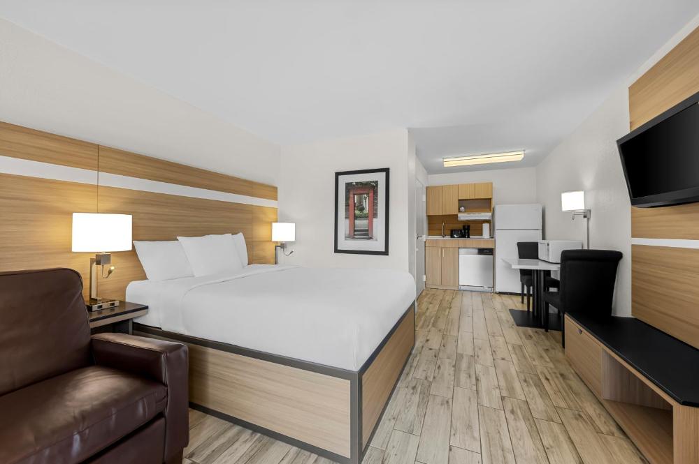 Queen Room with Tub - Disability Access/Non Smoking interior