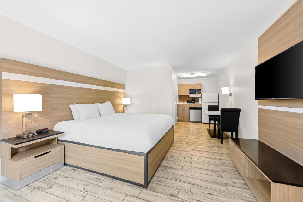 King Room with Roll-In Shower - Disability Access/Non Smoking interior